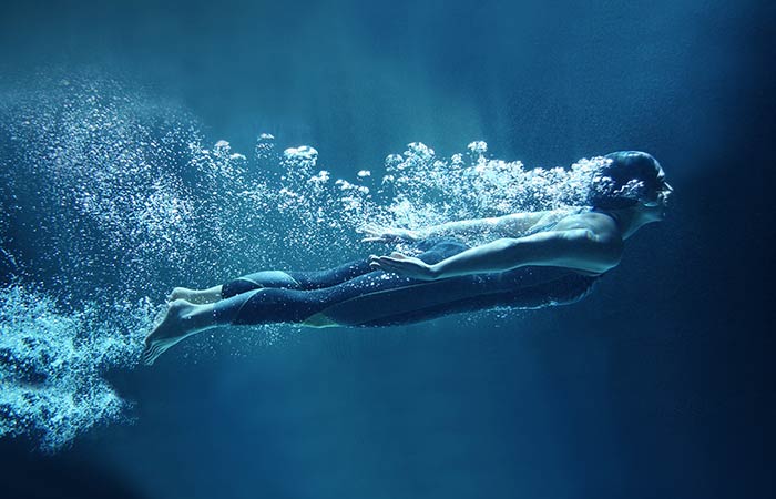 Mężczyzna płynie pod wodą